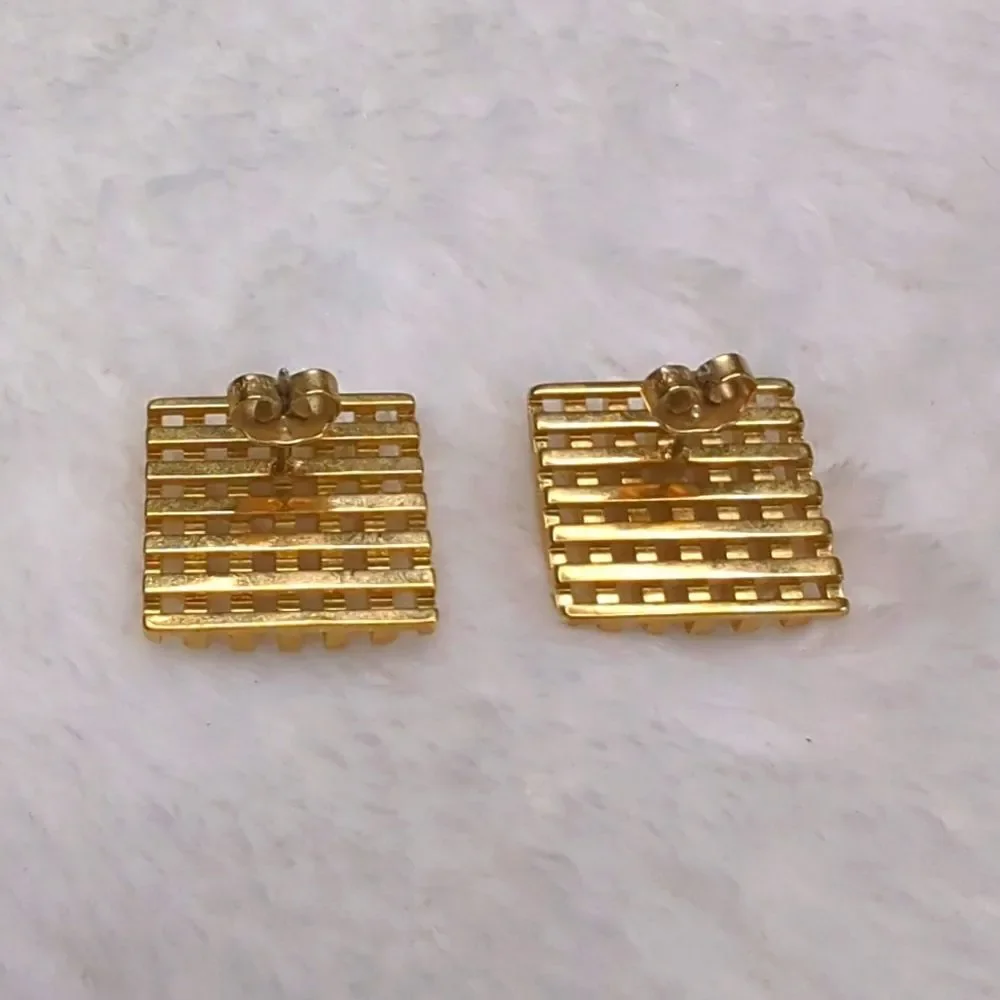 Vintage 80's Goldtone Square Basket Weave Style Pierced Earrings - Picture 4 of 6